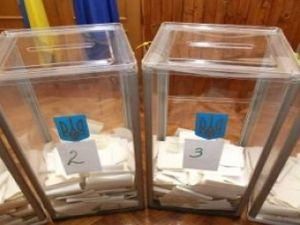 На Львівщині виборця знудило на урну для голосування На Львівщині виборця знудило на урну для голосування