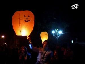 Львів’яни відсвяткували Хеллоуін запуском небесних ліхтарів