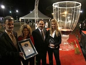 У Лівані створили найбільший у світі бокал для вина У Лівані створили найбільший у світі бокал для вина