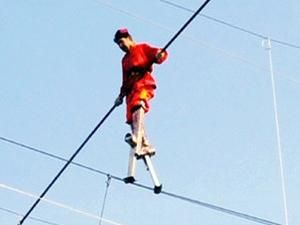 Китаєць пройшов на ходулях по натягнутому канату на висоті 22 метри Китаєць пройшов на ходулях по натягнутому канату на висоті 22 метри