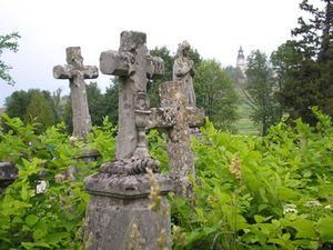 На Рівненщині кандидат у сільські голови влаштував погром на цвинтарі На Рівненщині кандидат у сільські голови влаштував погром на цвинтарі