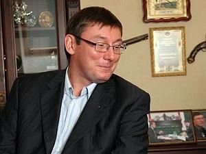 Луценко про владу: треба сідати за круглий стіл і шукати точки дотику Луценко про владу: треба сідати за круглий стіл і шукати точки дотику