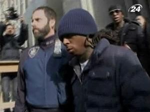 Репер Lil Wayne вийшов достроково з в'язниці Репер Lil Wayne вийшов достроково з в'язниці