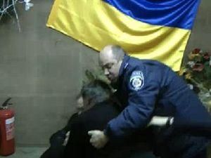 У Луганську побилися 2 кандидати у депутати У Луганську побилися 2 кандидати у депутати