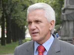 Литвин: Моїх однопартійців заставляють вступати в іншу партію