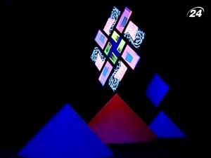 Сіднейські вогні змінюють стіни оперного театру, немов у калейдоскопі Сіднейські вогні змінюють стіни оперного театру, немов у калейдоскопі