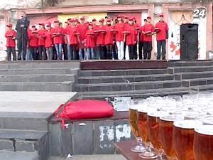 На Закарпатті провели перший в Україні забіг офіціантів