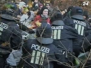 У Німеччині демонстранти затримали рух потягу з ядерними відходами У Німеччині демонстранти затримали рух потягу з ядерними відходами