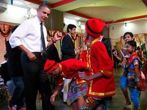 Барак Обама та його дружина відірвались в Індії (ВІДЕО) Барак Обама та його дружина відірвались в Індії (ВІДЕО)