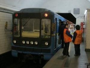 У Києві на станції метро "Вокзальна" загорівся потяг У Києві на станції метро "Вокзальна" загорівся потяг