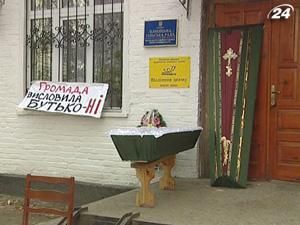 На Київщині виборці поховали демократію в труні На Київщині виборці поховали демократію в труні