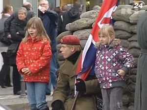 У Німеччині відзначають 21 річницю падіння Берлінської стіни У Німеччині відзначають 21 річницю падіння Берлінської стіни