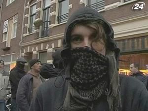 В Амстердамі поліція вигнала сквотерів на вулицю - 9 листопада 2010 - Телеканал новин 24 В Амстердамі поліція вигнала сквотерів на вулицю - 9 листопада 2010 - Телеканал новин 24