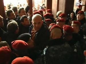 "Беркут" зупинив "Свободівців" на підступах до ОДА "Беркут" зупинив "Свободівців" на підступах до ОДА