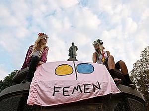 Двох найактивніших учасниць FEMEN посадили у в’язницю Двох найактивніших учасниць FEMEN посадили у в’язницю