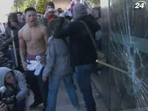 Розлючені студенти влаштували погром в штаб-квартирі консервативної партії Великої Британії Розлючені студенти влаштували погром в штаб-квартирі консервативної партії Великої Британії