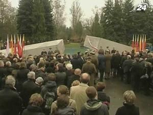 У Варшаві відкрили монумент жертвам катастрофи ТУ-154 під Смоленськом У Варшаві відкрили монумент жертвам катастрофи ТУ-154 під Смоленськом