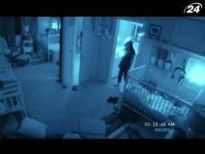 "Паранормальне явище-2": пара встановлює у будинку відеокамери, аби відслідкувати злодія "Паранормальне явище-2": пара встановлює у будинку відеокамери, аби відслідкувати злодія