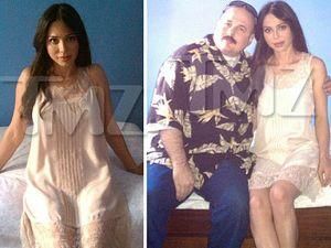 Охоронець Григор'євої показує фото на ліжку із Оксаною Охоронець Григор'євої показує фото на ліжку із Оксаною