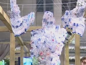 Пляшки з пластику та целофанові пакети стали арт-об'єктами Пляшки з пластику та целофанові пакети стали арт-об'єктами