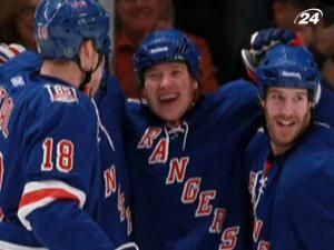 Руслан Федотенко закинув шайбу і віддав результативну передачу Руслан Федотенко закинув шайбу і віддав результативну передачу