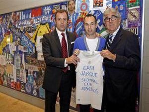 Іньєста віддав майку, присвячену капітану "Еспаньйола" Іньєста віддав майку, присвячену капітану "Еспаньйола"