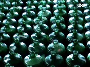 Херсон: у підпільному цеху підробляли вино популярних марок Херсон: у підпільному цеху підробляли вино популярних марок