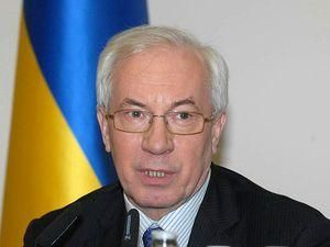 Азаров віддав військовим гроші інвалідів