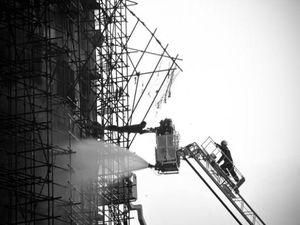 У Шанхаї люди стрибали з 28-поверхового палаючого будинку У Шанхаї люди стрибали з 28-поверхового палаючого будинку