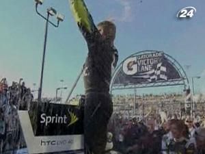 Карл Едвардс виграв першу гонку у сезоні Карл Едвардс виграв першу гонку у сезоні