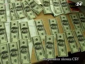 В Одесі викрили міліціонерів, які брали хабарі на ринку "7-й кілометр" В Одесі викрили міліціонерів, які брали хабарі на ринку "7-й кілометр"