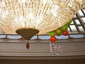 Депутати принесли до Верховної Ради кульки з зображенням дулі Депутати принесли до Верховної Ради кульки з зображенням дулі