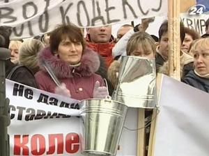 Під Верховною Радою - багатотисячний мітинг проти Податкового кодексу Під Верховною Радою - багатотисячний мітинг проти Податкового кодексу