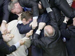 У Верховній Раді знову сталася бійка У Верховній Раді знову сталася бійка