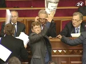 Люди мітингують, депутати продовжують розглядати Податковий кодекс Люди мітингують, депутати продовжують розглядати Податковий кодекс