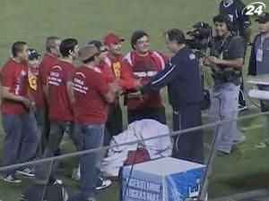 Фани збірної Чилі попрощались з головним тренером Фани збірної Чилі попрощались з головним тренером