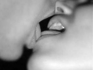 Вчені стверджують, що французький поцілунок може викликати важкі форми алергії Вчені стверджують, що французький поцілунок може викликати важкі форми алергії