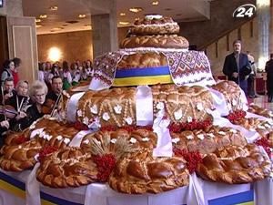 У Хмельницькому презентували велетенський коровай - 18 листопада 2010 - Телеканал новин 24 У Хмельницькому презентували велетенський коровай - 18 листопада 2010 - Телеканал новин 24