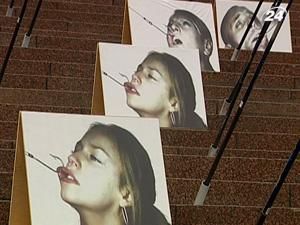 Народні депутати міняли цигарки на яблука посеред Майдану у Києві Народні депутати міняли цигарки на яблука посеред Майдану у Києві