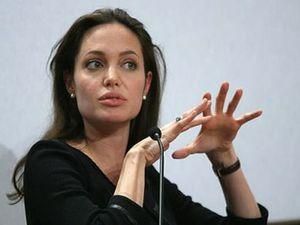 Джолі перенесла зйомки в Угорщину Джолі перенесла зйомки в Угорщину