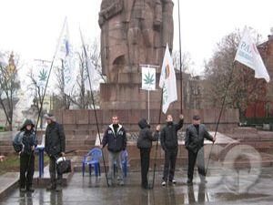 У Харкові пройшов міні-мітинг на підтримку конопель