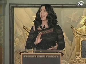 Шер залишила відбитки рук на алеї Голівуду Шер залишила відбитки рук на алеї Голівуду