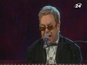 Концерт Елтона Джона викликав скандал Концерт Елтона Джона викликав скандал