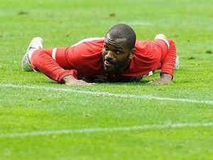 Даррена Бента закидали пляшками Даррена Бента закидали пляшками