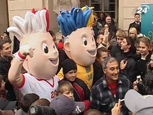 У Львові презентували талісманів Євро 2012 - 20 листопада 2010 - Телеканал новин 24 У Львові презентували талісманів Євро 2012 - 20 листопада 2010 - Телеканал новин 24