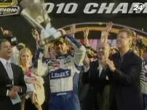 Джиммі Джонсон – п’ятиразовий переможець серії NASCAR Джиммі Джонсон – п’ятиразовий переможець серії NASCAR