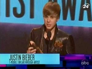 Тріумфатором премії АМА 2010 став Джастін Бібер Тріумфатором премії АМА 2010 став Джастін Бібер