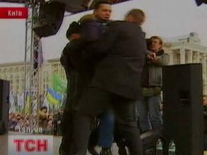 Олега Ляшка скинули із трибуни Олега Ляшка скинули із трибуни