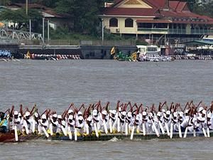 Камбоджі: 17 людей загинули на фестивалі води