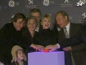 В Парижі Єлисейські поля засяяли тисячами різдвяних гірлянд В Парижі Єлисейські поля засяяли тисячами різдвяних гірлянд